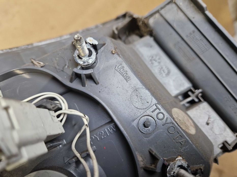 Toyota Avensis T27 010r. sedan lampa tylna prawa.