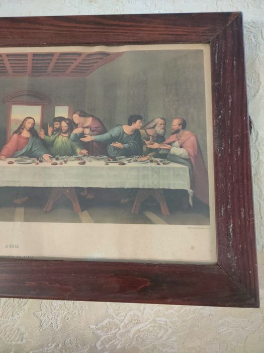 Molduras antigas com temas religiosos.