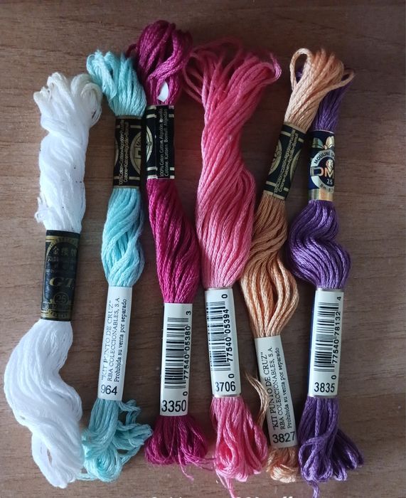 Lote de 6 meadas de linhas para bordar.