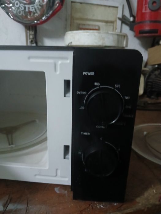 microondas no estado que se encontra-se nas fotografias