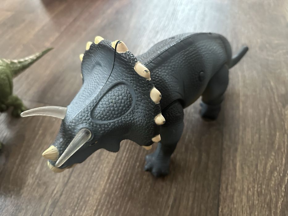 Игрушечные динозввры