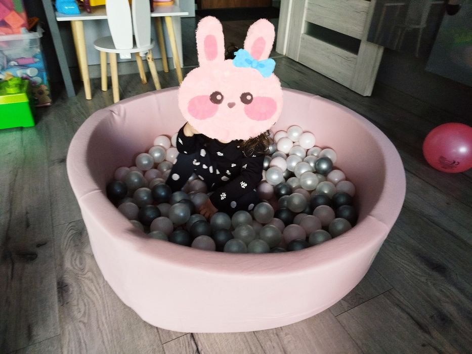 Różowy basen z kulkami