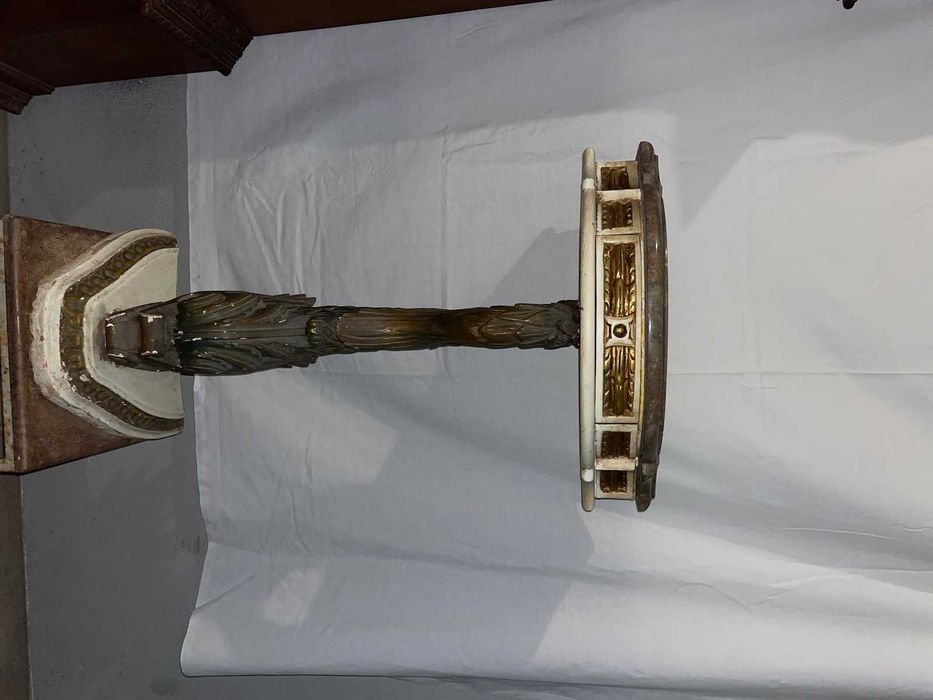 Mesa de canto com escultura