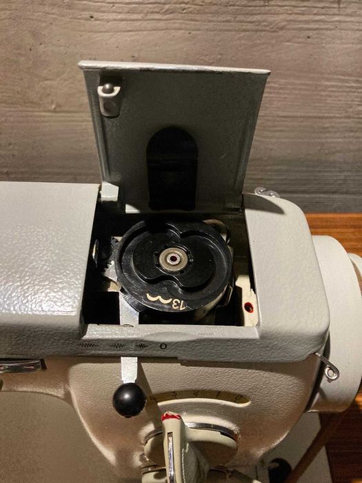 Máquina de bordar Oliva modelo 61
