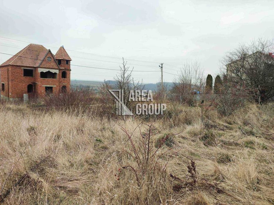 Продаж земельної ділянки під житлову забудову поблизу міста.