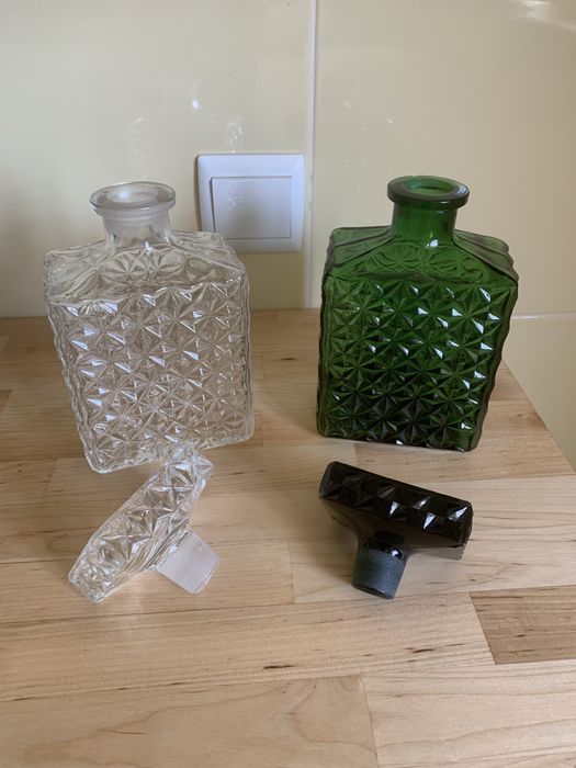 Conjunto duas garrafas antigas em vidro