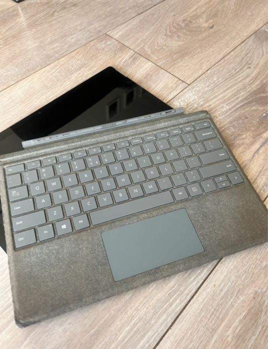 Laptop / Tablet - Microsoft Surface Pro 6 • i7 • 16 GB RAM • 1 TB SSD