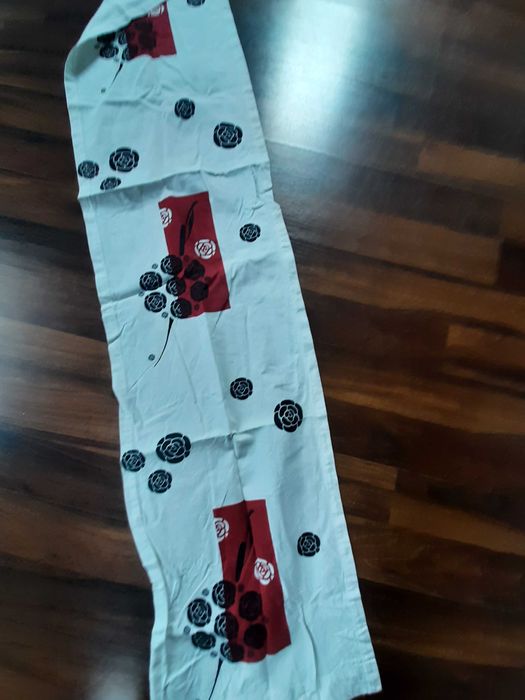 Duzy czerwony obrus plus gratis