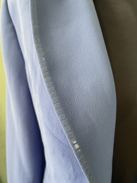 Жіночий офіційно-діловий костюм