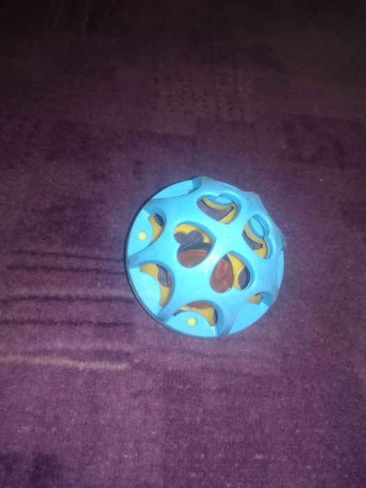 Gumowa kula grzechotka ze Smyka