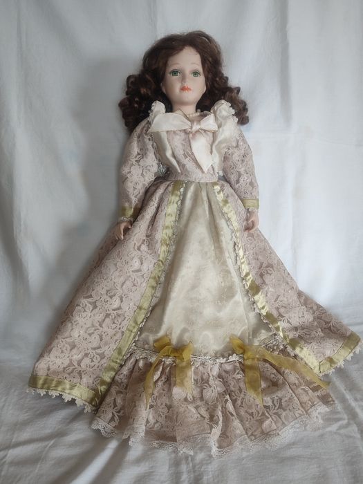 Boneca de porcelana antiga