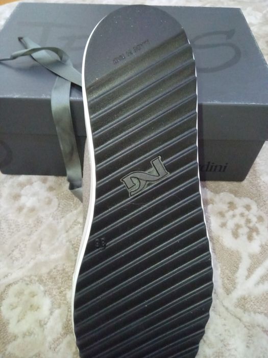 Жіночі кросівки.