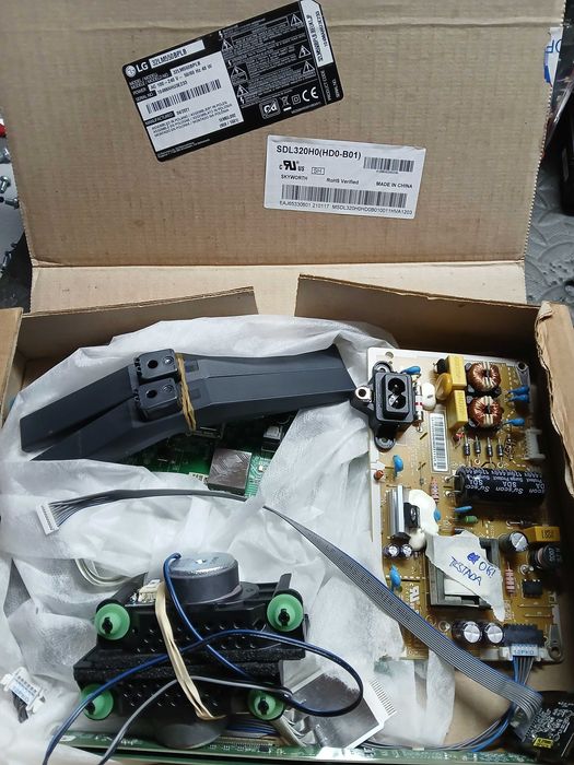 PEÇAS - TV LED 32" - LG 32LM550BPLB - com Ecrã Partido!!