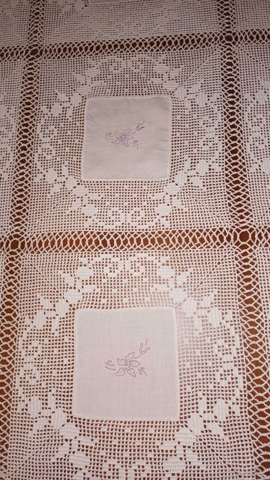 Toalha de mesa de linho, renda e bordados