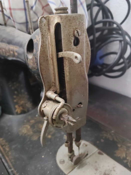 Máquina de Costura Antiga PFAFF com Móvel e Pedal
