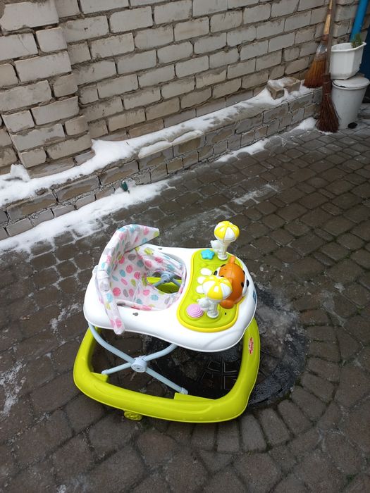 Децкая кроватка, ходунки,ванночка в хорошем состоянии.