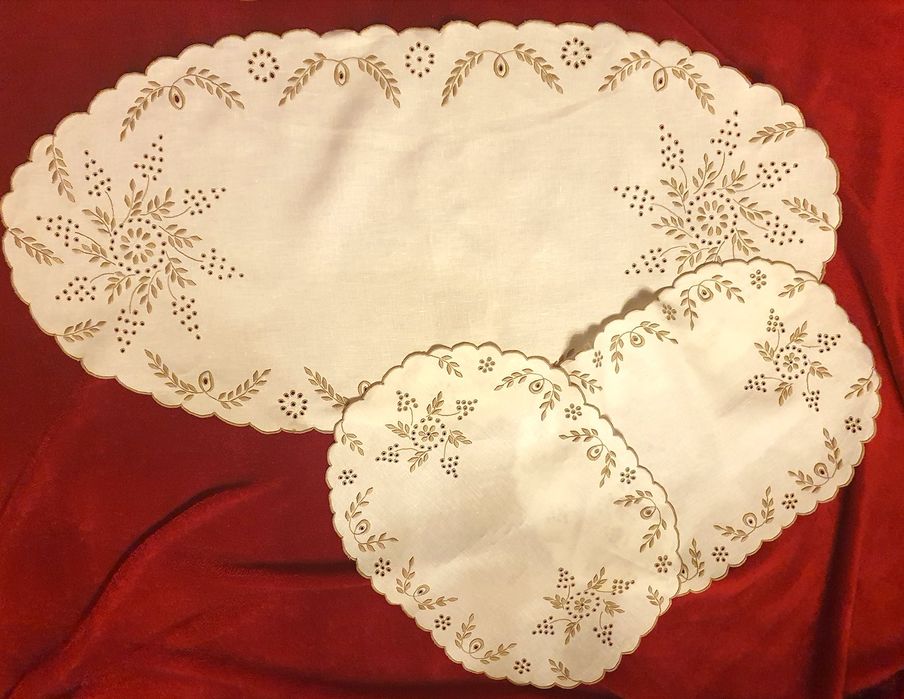 Conjunto de naperons em linho e bordado original da Madeira