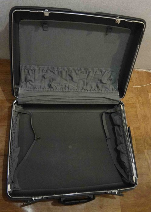 Большой пластиковый чемодан Samsonite