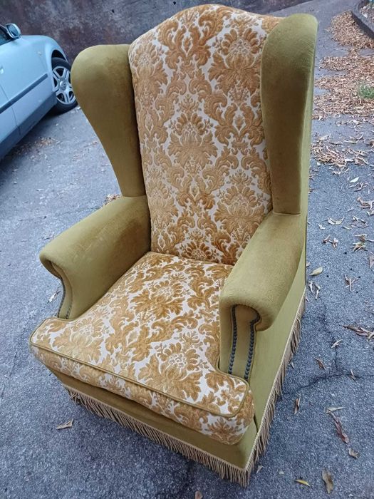 Clássica poltrona de orelhas (wingback) estofada, de molas, de costas altas