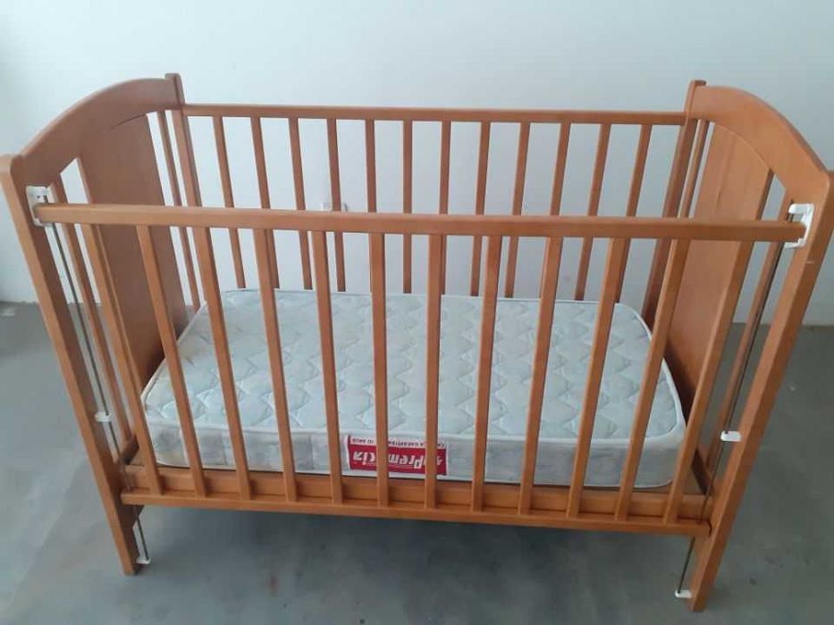 Cama e colchão de bébé