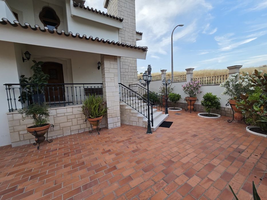 Moradia T4+1 de Prestígio | 488 m² de Área Bruta | 3 Suítes | Jardim | Garagem | Centro de Tomar