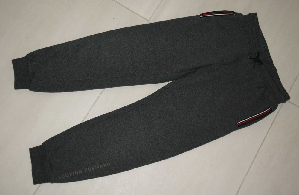 MAYORAL  komplet
Rozpinana bluza i dwie pary spodni dresowych