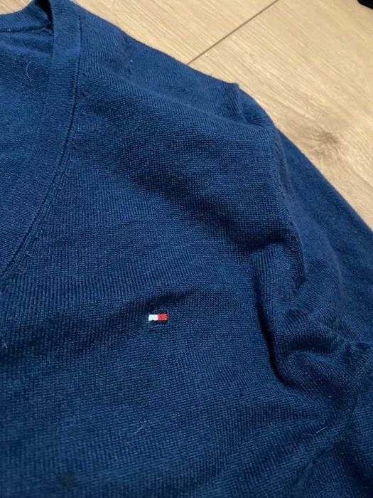 Ładny sweter damski w serek Tommy Hilfiger S Logo haft