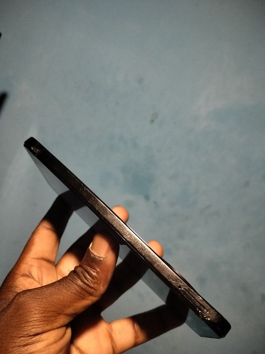 telemóvel é um Xiaomi Redmi 14C na cor Midnight Black.