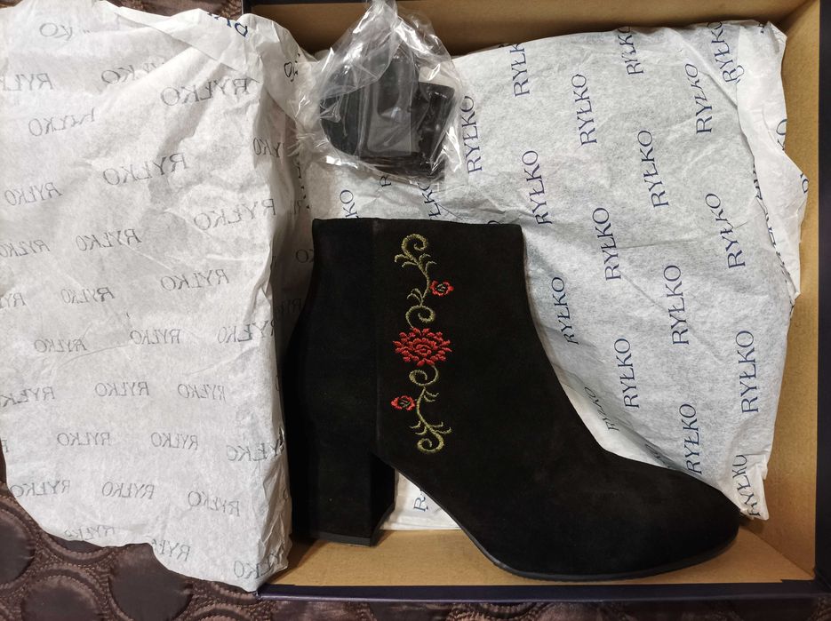 Botki damskie RYŁKO rozmiar 39 zamszowe/czarne