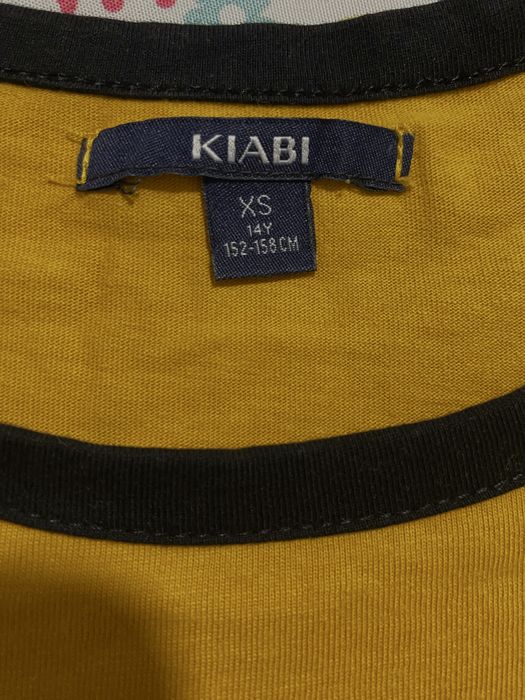 T-Shirt amarela com detalhes de escrita