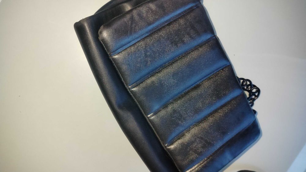 Torebka czarna kopertowa listonoszka na ramię łańcuch karbowana