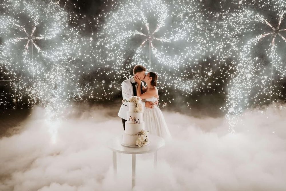 Ledony, Fotolustro, Ciężki dym, napisy Miłość LOVE, fontanny iskier,