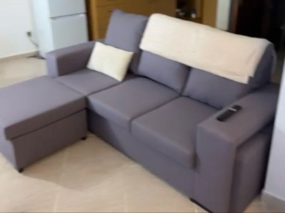 Movéis de Sala de estar e cozinha, movél de TV, Estante de livros, mesa redonda com 4 cadeiras incluidas, sofá roxo acinzentado e frigorifico.