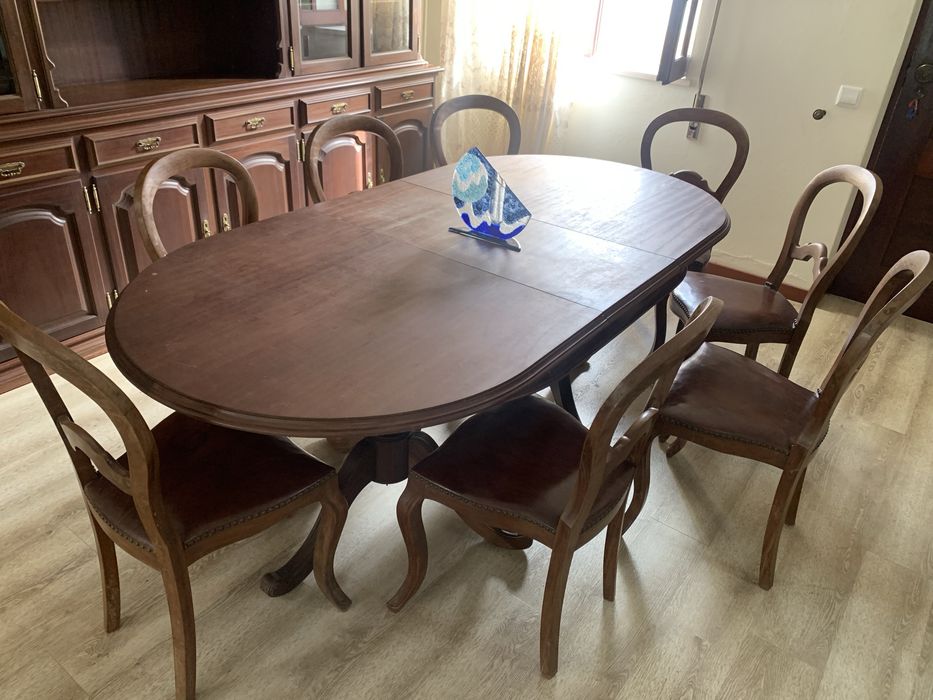Conjunto Sala de Jantar Clássico – Mesa + 6 Cadeiras + Cristaleira