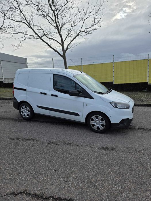 Ford Transit Courier comercial 100CV
