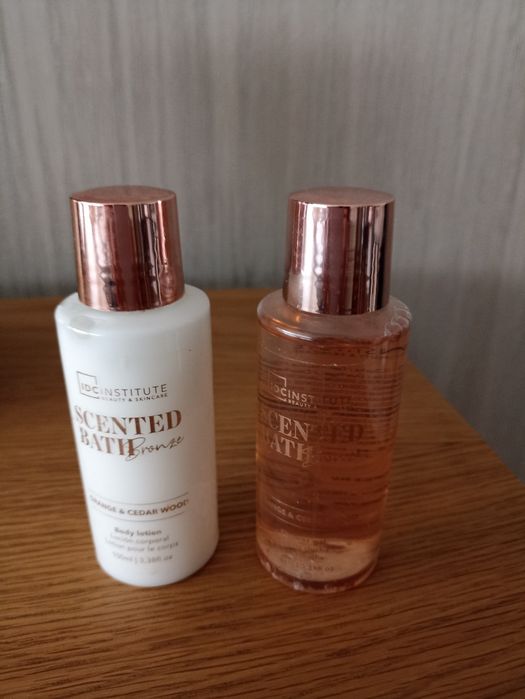 Kit para mãos composto por lima, esfoliante ecreme de mãos. Com oferta de mini gel duche e mini creme de corpo.