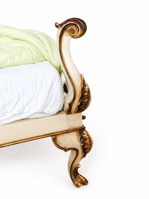 Cama casal e 2 mesas cabeceira