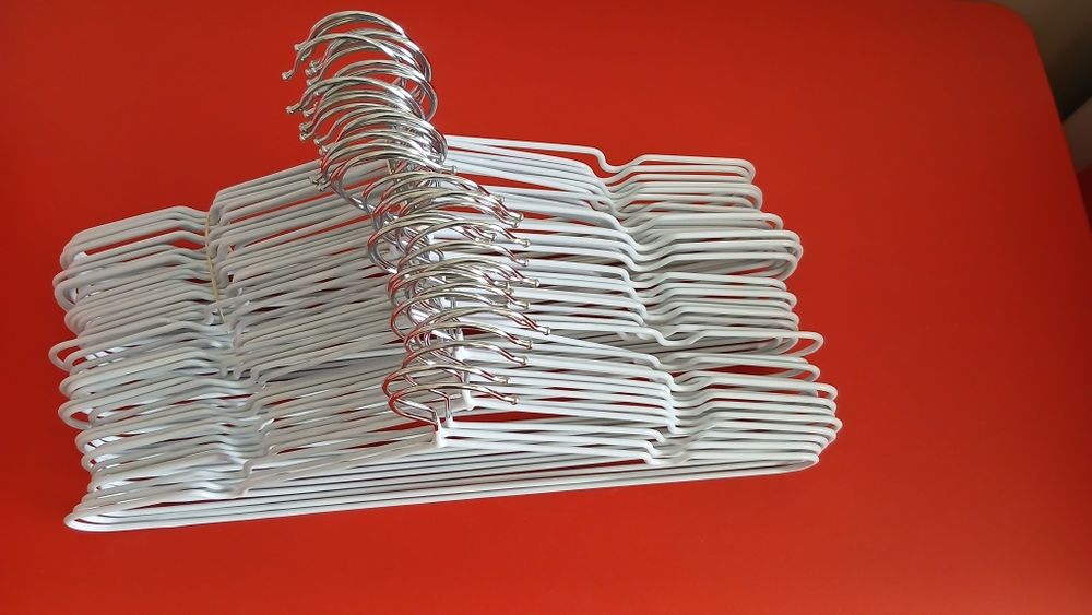 Cabides metalicos brancos