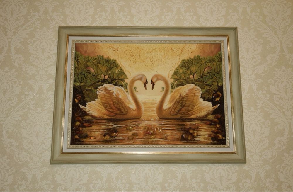 Картина з лебедями з бурштином (янтар), декоративна об’ємна картина