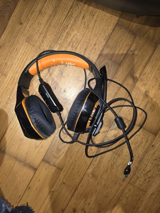 Corsair keyboard, LG monitor, and headphones64553328304515122