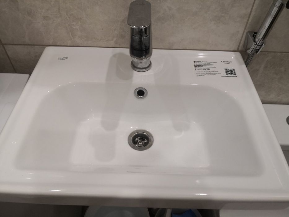 тумба з умивальником у ванну