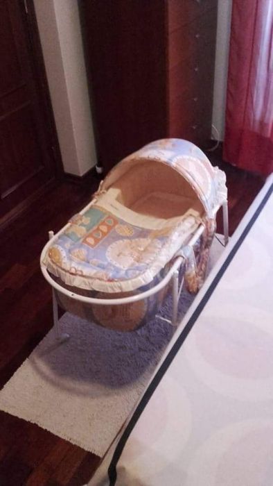 SOFÁ de 3 lugares. em "pele de pêssego" . Oferta Puff. Em bom estado.