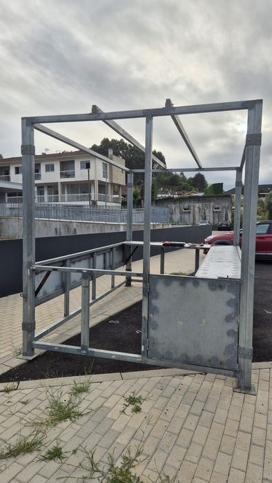 Tenda/Estrutura em ferro Galbanizado, com lona de teto.