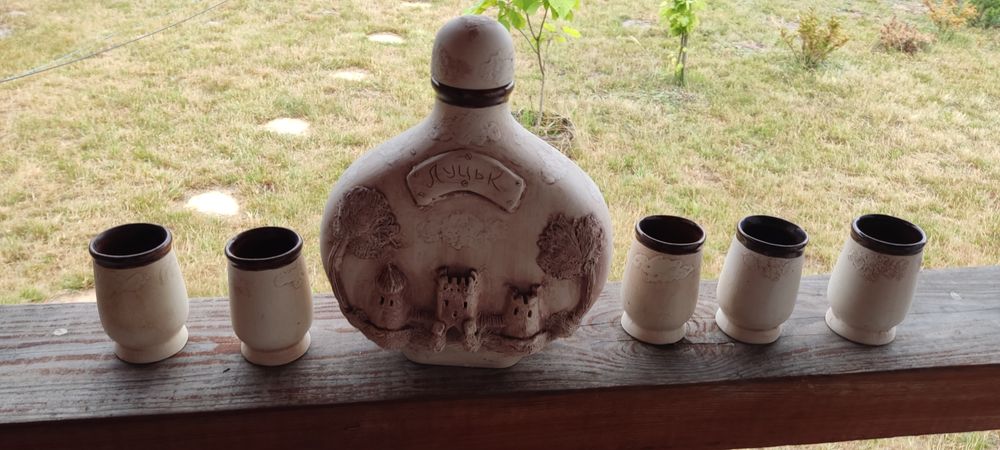 Pamiątkowy zestaw ceramiczna butelka plus 5 czarek z Ukrainy.