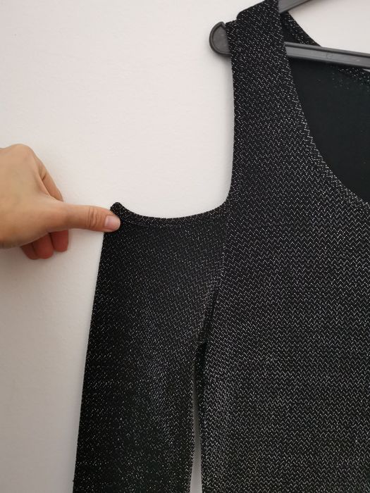 Vestido justo brilhante sem ombros