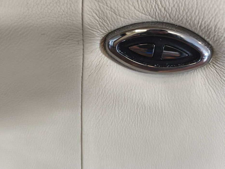 Sofá em pele da Chateaux Dax com Chaise Long e Relax