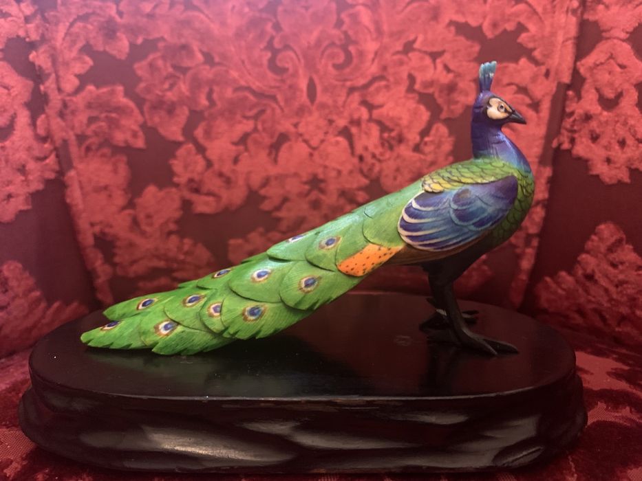 Pavão real em material nobre/okimono pintado