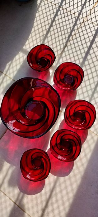 Komplet krwistoczerwonych misek „Młynek"