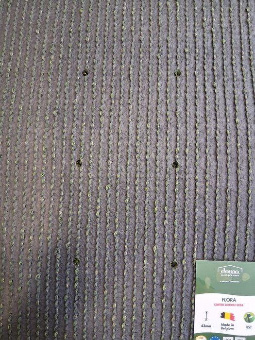 Relva sintética muito macia e parecida a natural