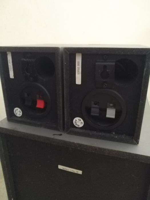 Subwoofer marca QONIX mais duas colunas, muito bom som, exemplar estado 
Dá para aplicação no carro